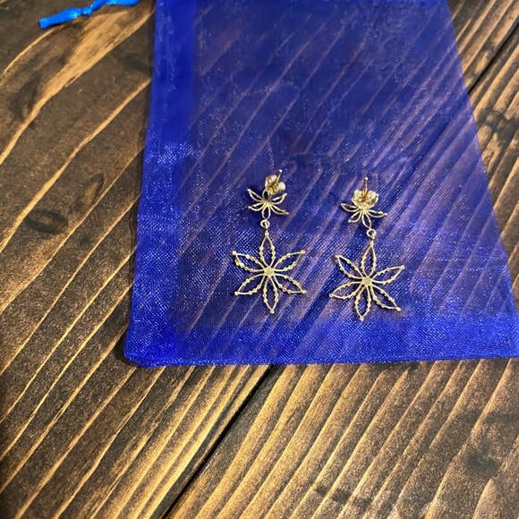 Gorgeous Delicate Gold Flower Earrings